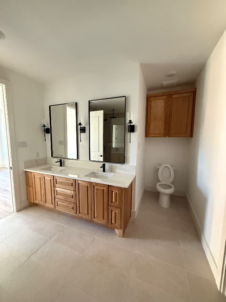 Building Photo - 5728 Donnelly Ave