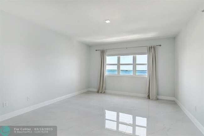 Building Photo - 2650 Lake Shore Dr