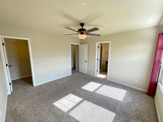 Building Photo - 3 Bedroom Townhome Available Near Dublin B...