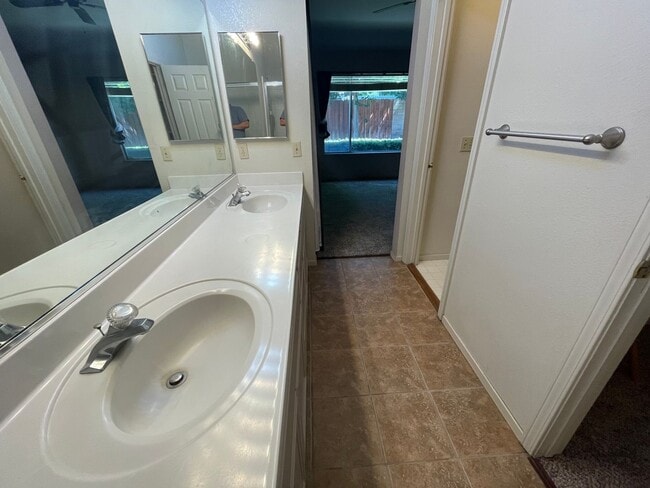 Building Photo - Single story home in convenient Salida!