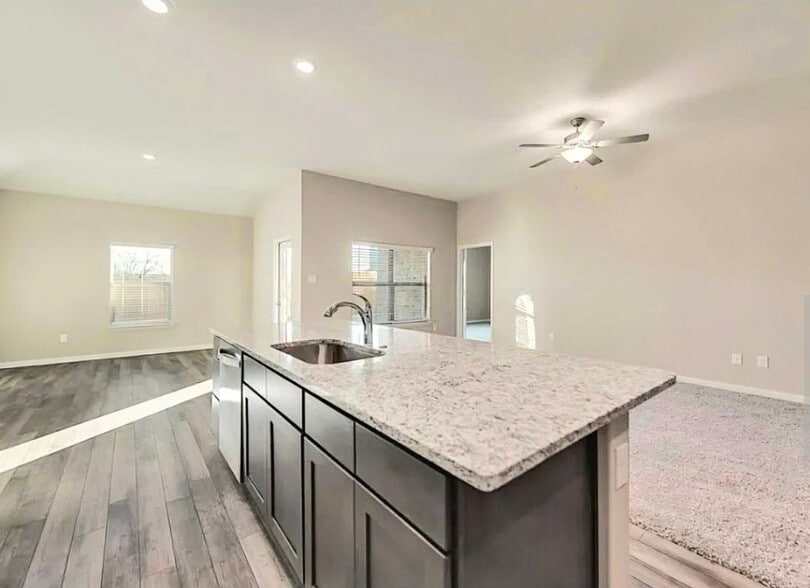 Building Photo - 2304 Dahlia Way
