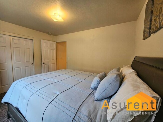 Building Photo - Charming Fully Furnished Home located in the vibrant city of Medford!