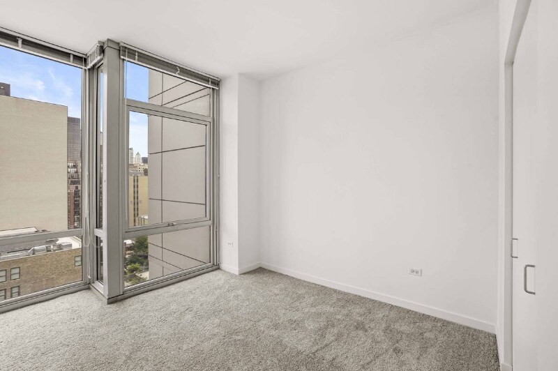 Building Photo - 754 S Clark St