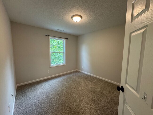 Building Photo - Oakley - Modern Three Bedroom