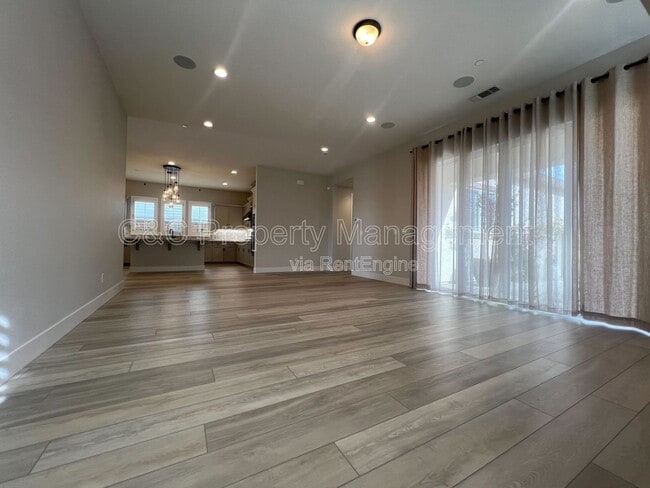 Building Photo - 2996 Minaret Wy