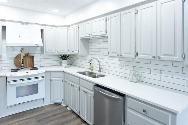 Building Photo - 4910 Ledgestone Dr