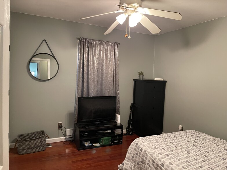 2nd bedroom-fits queens size bed - 104 Aspen Cir