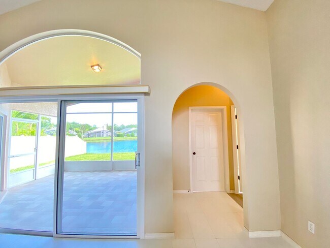 Building Photo - Beautiful Home with Water View in Waterford Lakes!