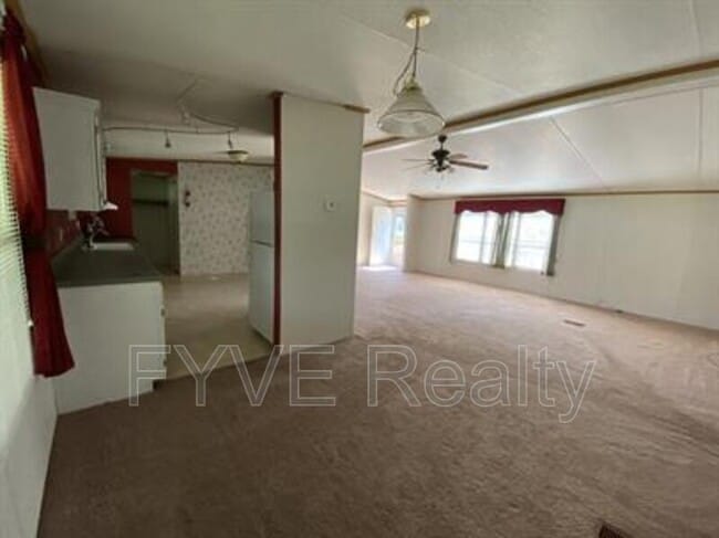 Building Photo - 282 Fountain Lake Dr