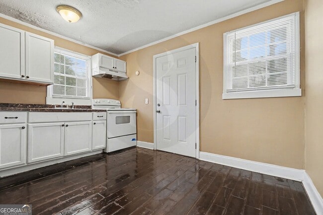 Building Photo - 1716 Lisbon Dr SW