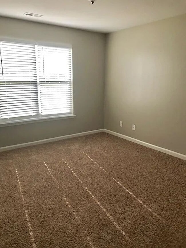 Building Photo - MUST SEE this Gorgeous 5 Beds 3 Bath home ...