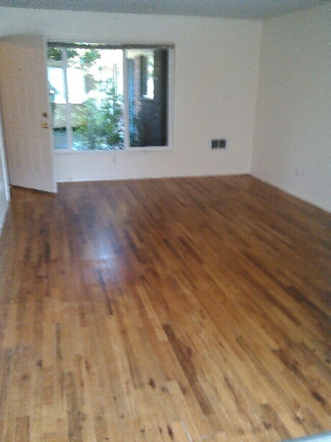 Building Photo - Bottom level 2bed, off street parking, hardwoods, all pets welcome!