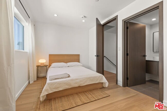 Building Photo - 843 Mariposa Ave