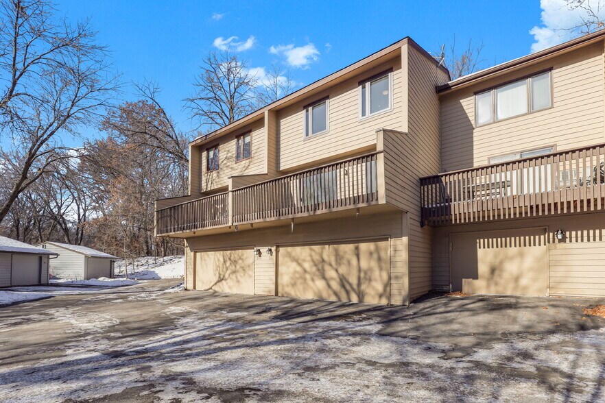 Building Photo - 351 W Eagle Lake Dr