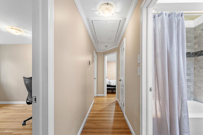 Building Photo - 35 Lanewood Ave