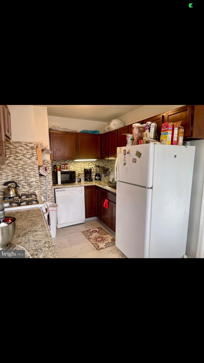 Building Photo - 5851 Quantrell Ave