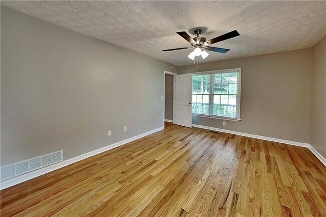 Building Photo - 210 Austin Dr