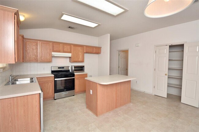 Building Photo - 718 Settlement St