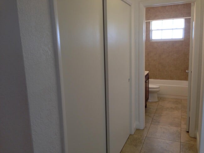 Building Photo - 1820 NE 56th St