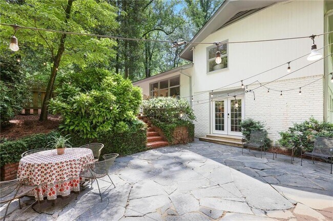 Building Photo - 2800 Mornington Dr NW