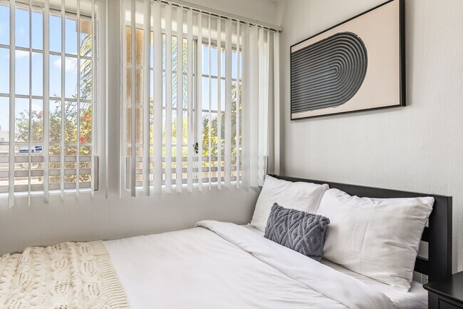 Building Photo - 10777 Ashton Ave