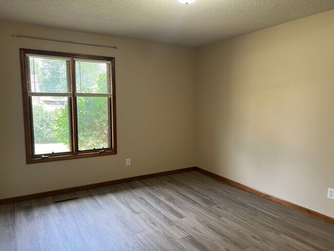 Building Photo - 3 Bed / 2 Bath in south Central Springfield