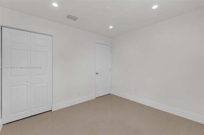 Building Photo - 5520 SW 91 Ave