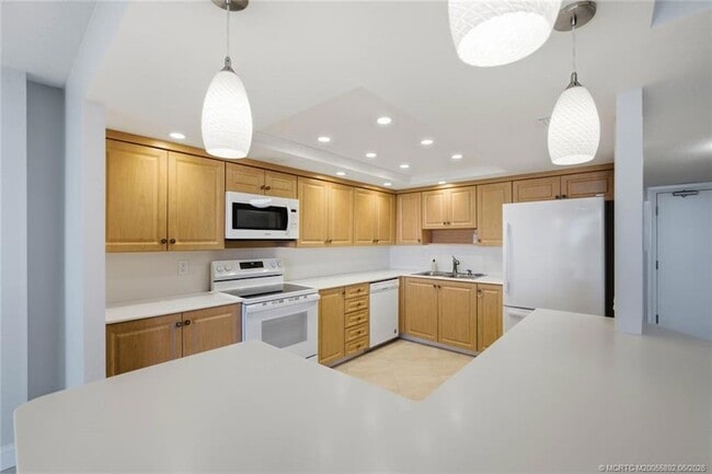Building Photo - 10410 S Ocean Dr