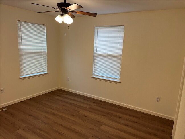 Building Photo - 535 Plymouth St