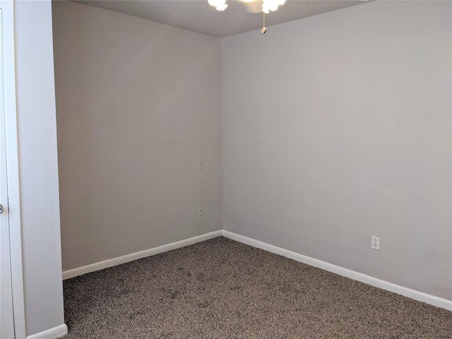 Building Photo - 704 E 22nd St