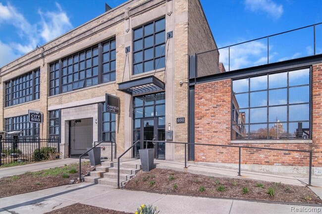 Primary Photo - 460 W Canfield St