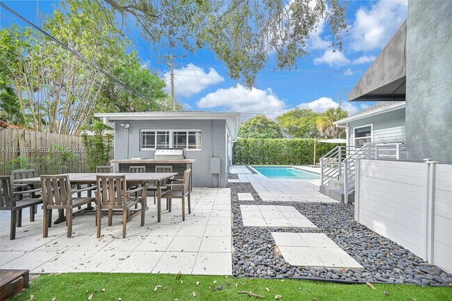 Building Photo - 150 NE 50th St