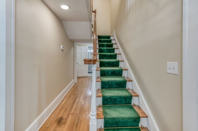 Building Photo - 5 Bedroom / 3.5 Bath Home Blountville, TN