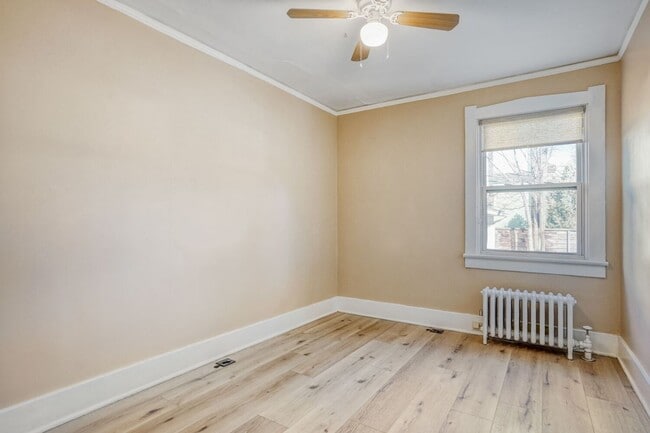 Building Photo - Charming and updated bungalow located just west of Wash Park!! Move in Special 1-month free rent!