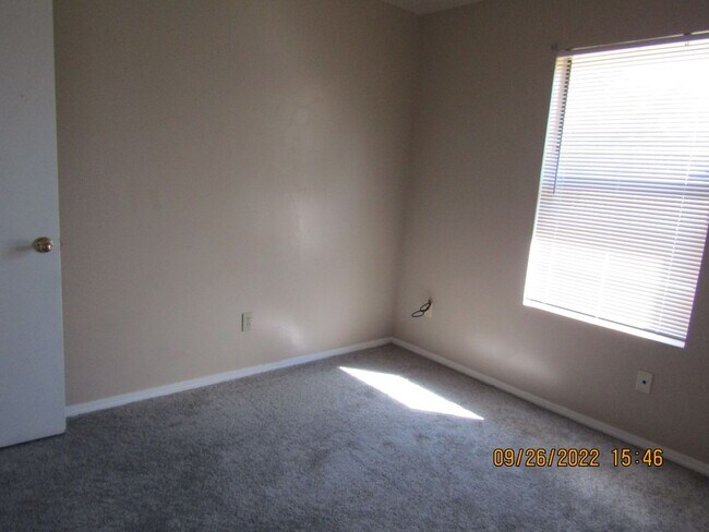 Building Photo - Very nice home located in the Rolling Hill...