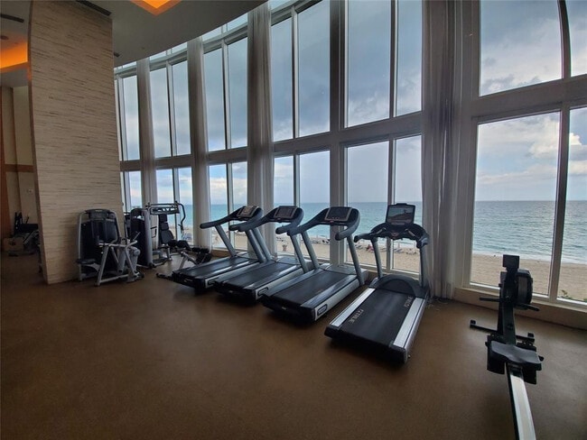 Building Photo - 15901 Collins Ave