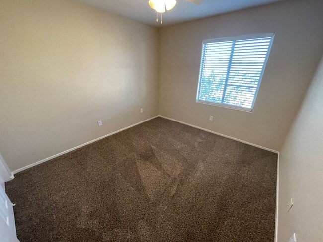 Building Photo - 3 Bedroom 2 1/2 Bathroom w/Den & Loft
