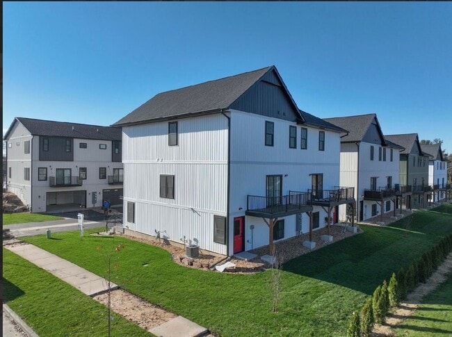 Building Photo - Brand New Luxury Townhomes: 3BR, 2.5Bath Altoona WI