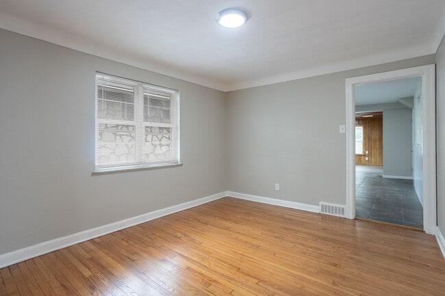 Building Photo - Charming 3 Bedroom 2 Bathroom Home