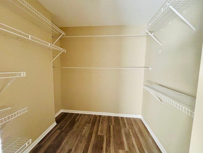 Building Photo - 325 Shadow Bend Dr