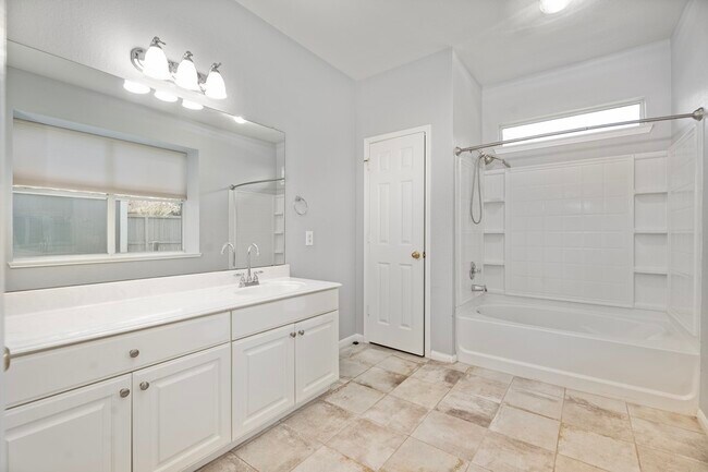 Building Photo - 421 Livingstone Ln