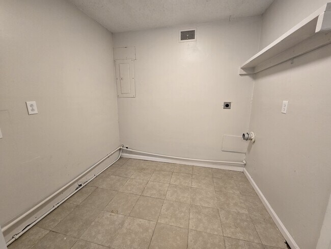 Building Photo - 3325 S Fern St