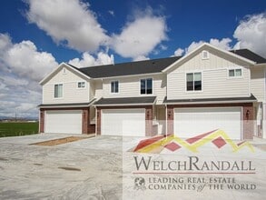 Building Photo - Live Comfortably in West Haven – Beautiful...