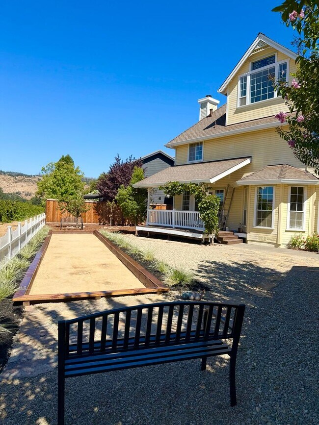 Building Photo - Pet Friendly! Walk to Downtown