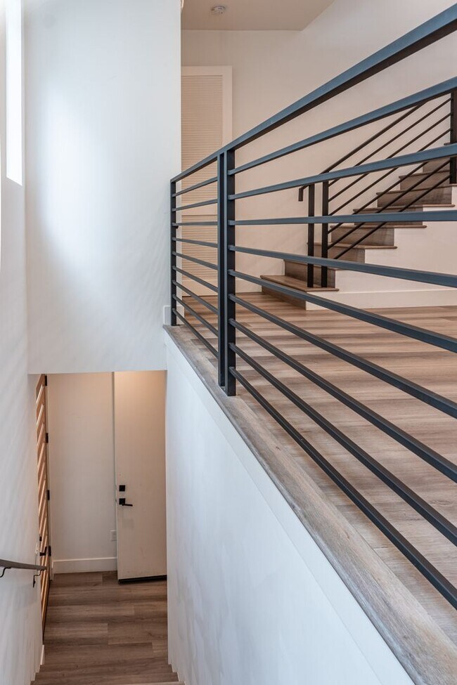 Building Photo - Beautiful Spacious Modern 3 Bedroom Townhome Available Now! - ONE MONTH FREE