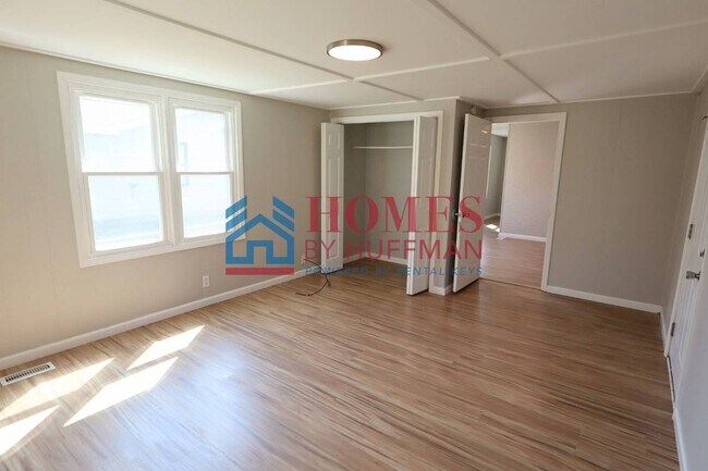 Building Photo - Three Bedroom House | Move in Ready