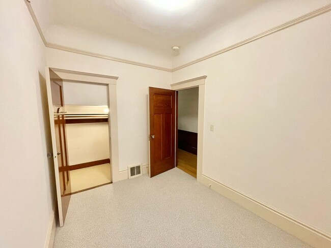 Building Photo - 2BR/1BA Meticulous Full Floor Flat! Laundr...