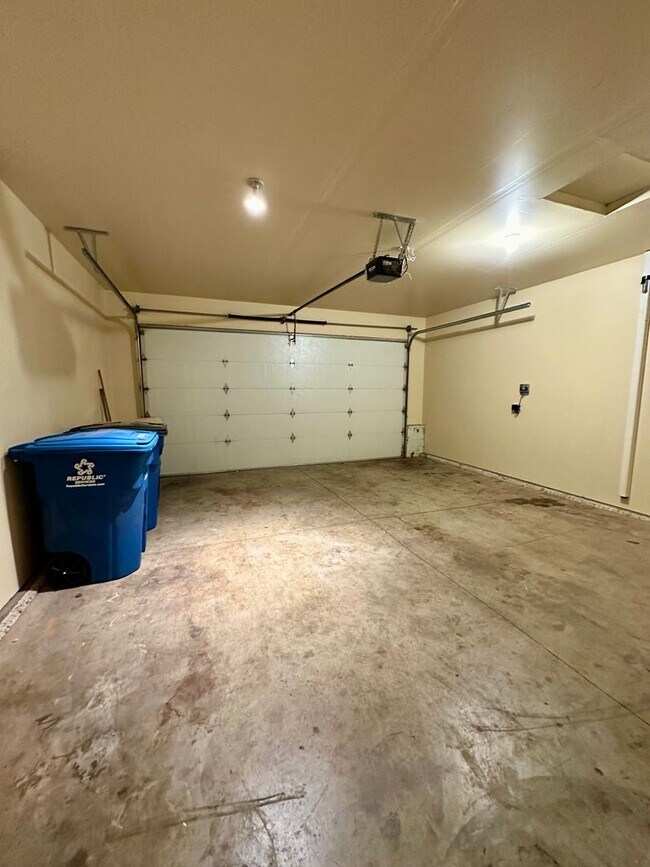 Building Photo - 63114 Dakota Dr