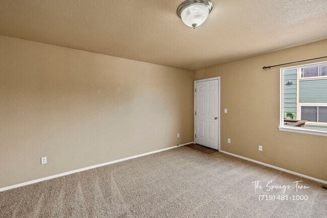 Building Photo - Spacious & Unique 3BD/2BA Townhome w/ Gara...