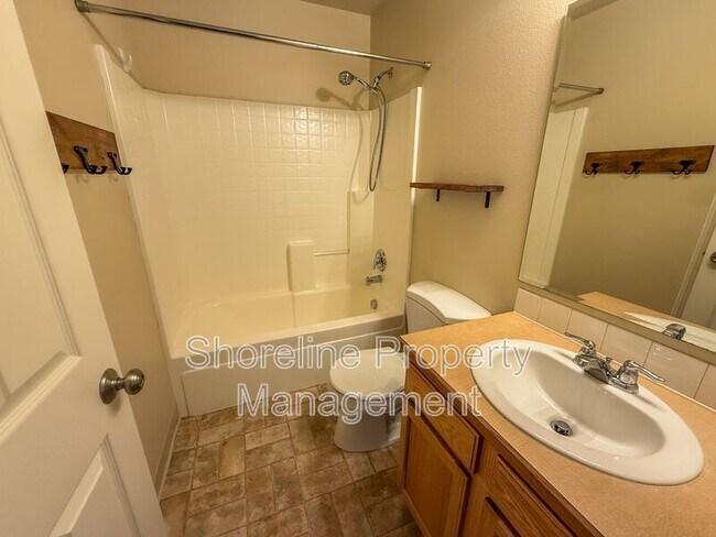 Building Photo - 3420 N Oakstone Ave